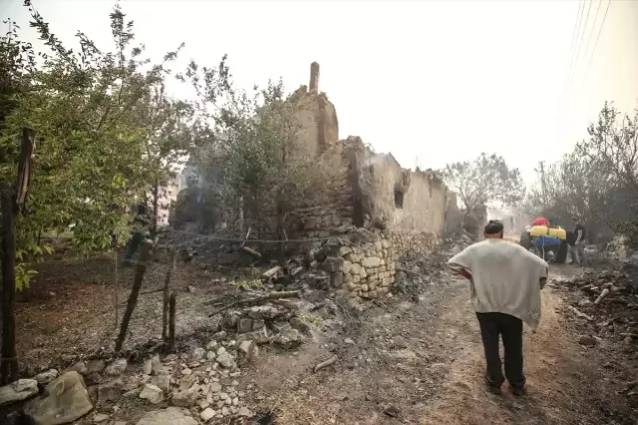 Orman yangını giderek büyüyor! Köy kül oldu, görüntüler korkunç 1