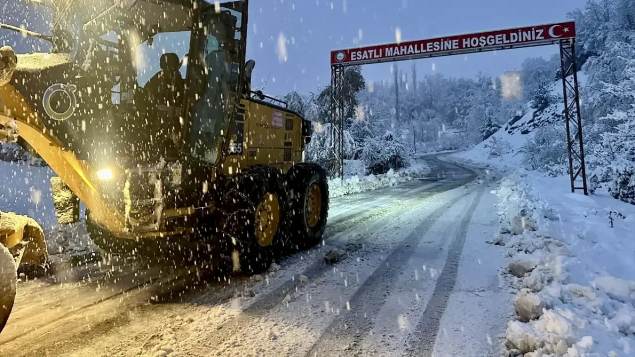 Yurtta yoğun kar alarmı: Otoyollar peş peşe kapandı