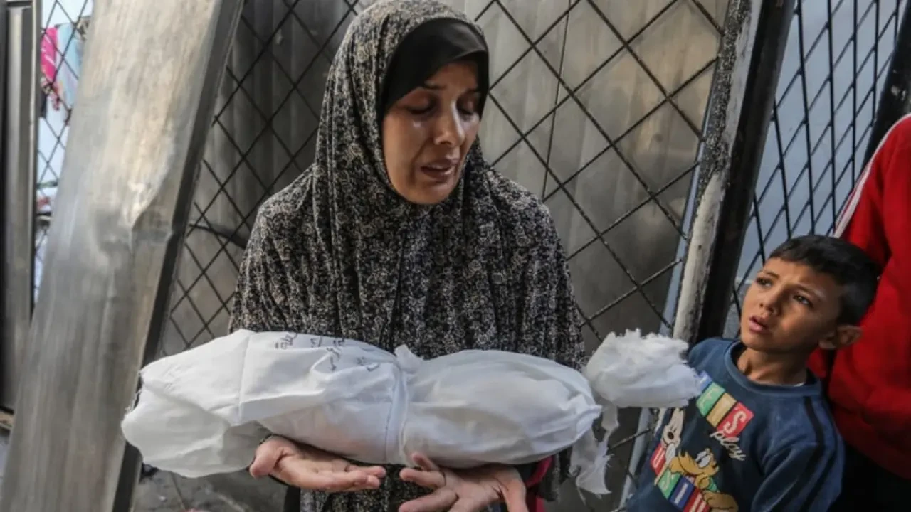İsrail ordusu Gazze'deki çocuk katliamını sürdürüyor