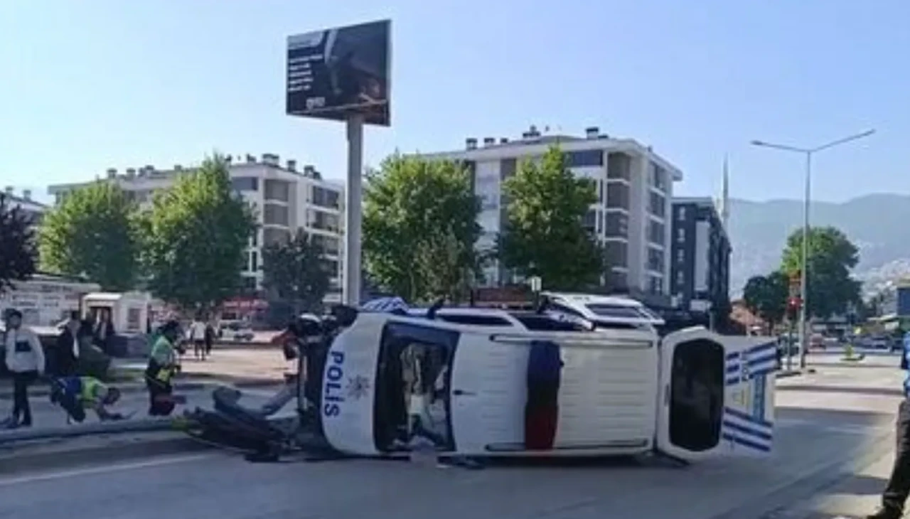 Bursa'da polis aracı takla attı! 2'si polis 5 yaralı