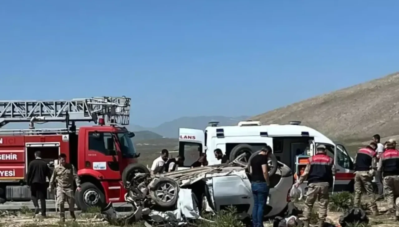 Van'da iki araç kafa kafaya çarpıştı: 4 ölü, 2 yaralı
