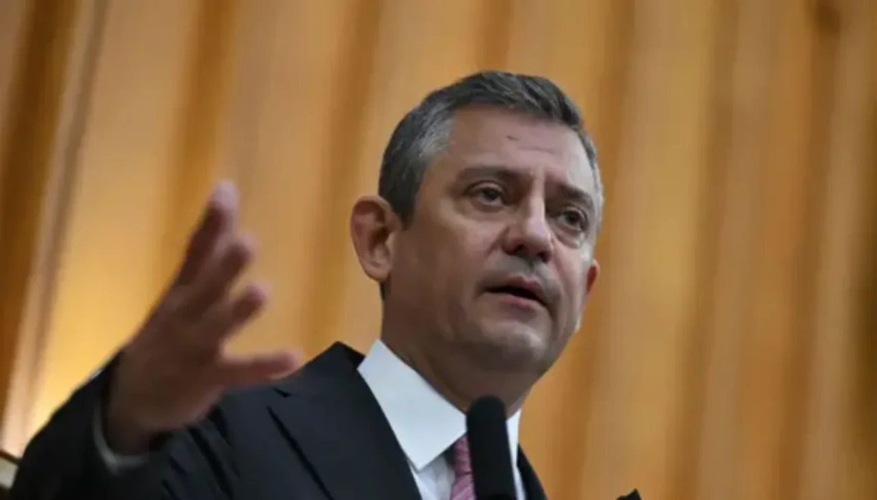 Son Dakika! CHP lideri Özgür Özel'e cenaze çıkışı saldırı