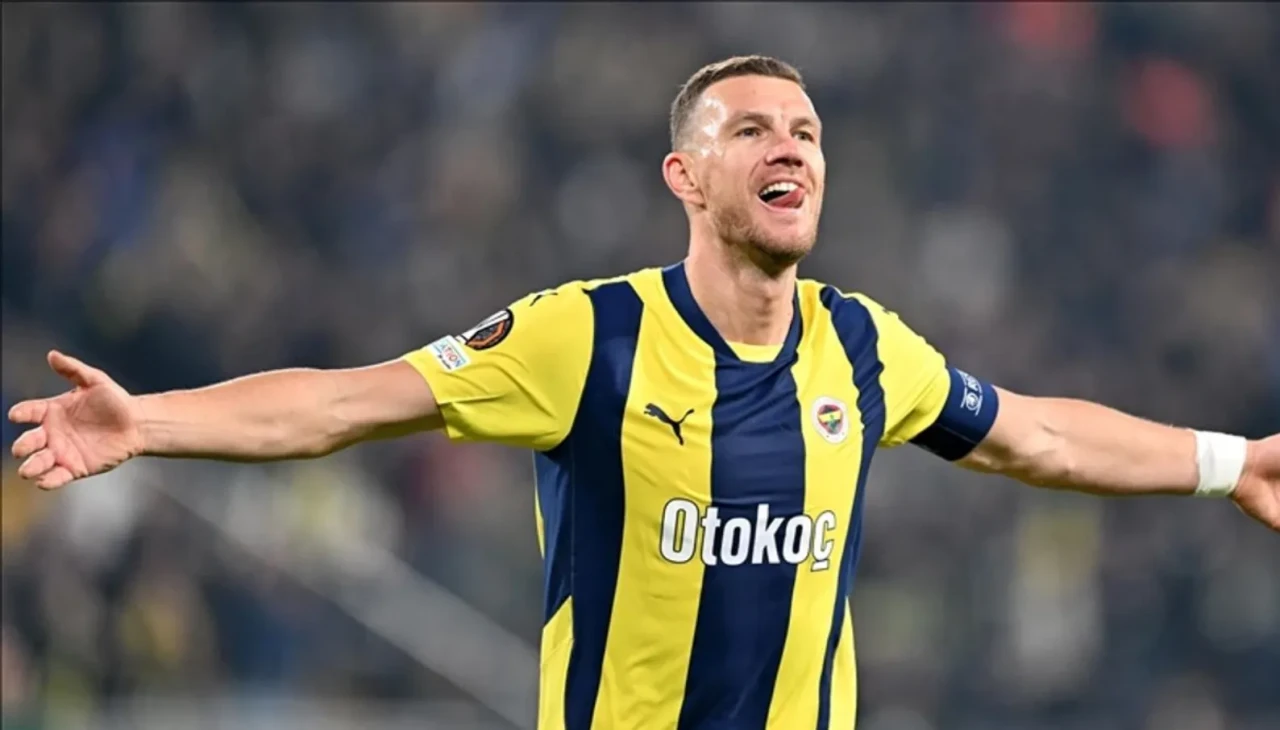 Edin Dzeko Türkiye'de kalabilir! Yıldız futbolcu süper lig ekibi ile görüşmelere başladı