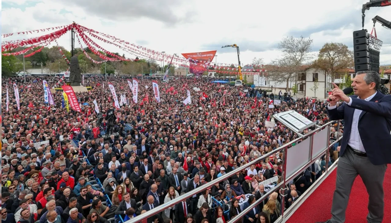 CHP lideri Özgür Özel, Konya'da partililerini azarladı!