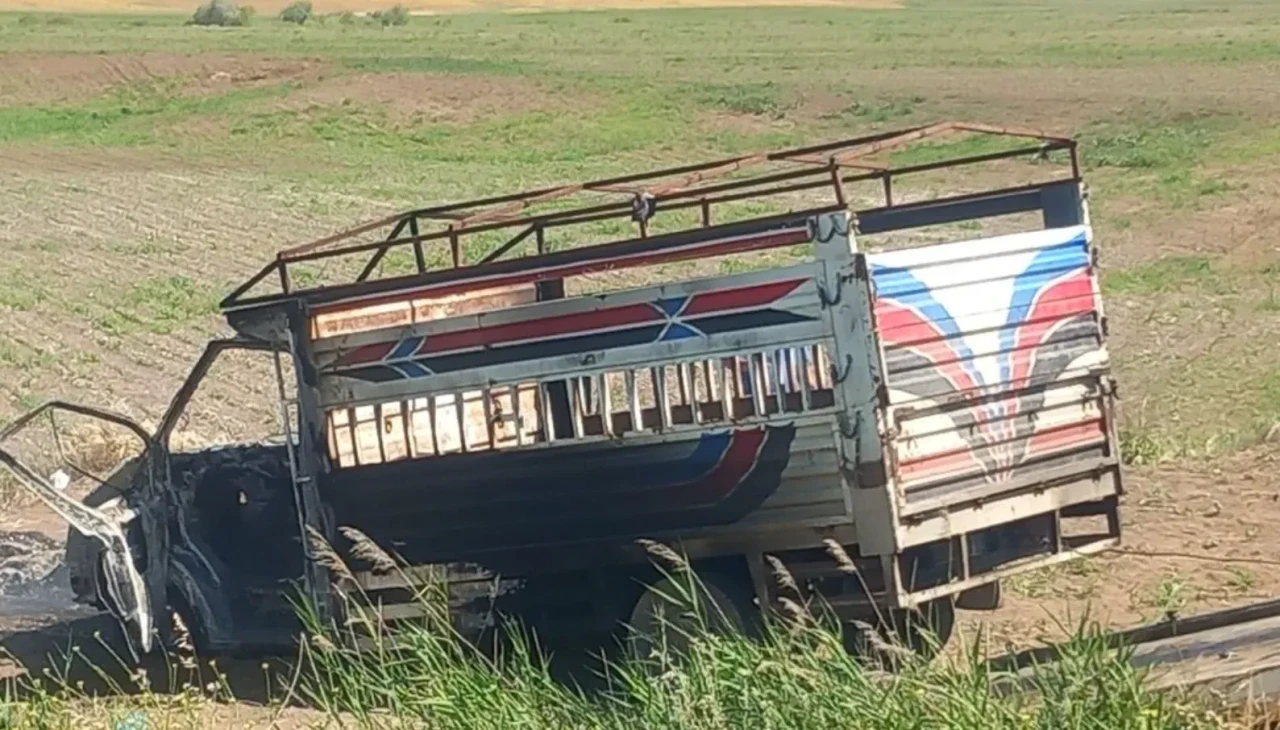 Yanan kamyonette 2 ceset! Baba ve oğlu elleri bağlanmış halde bulundu