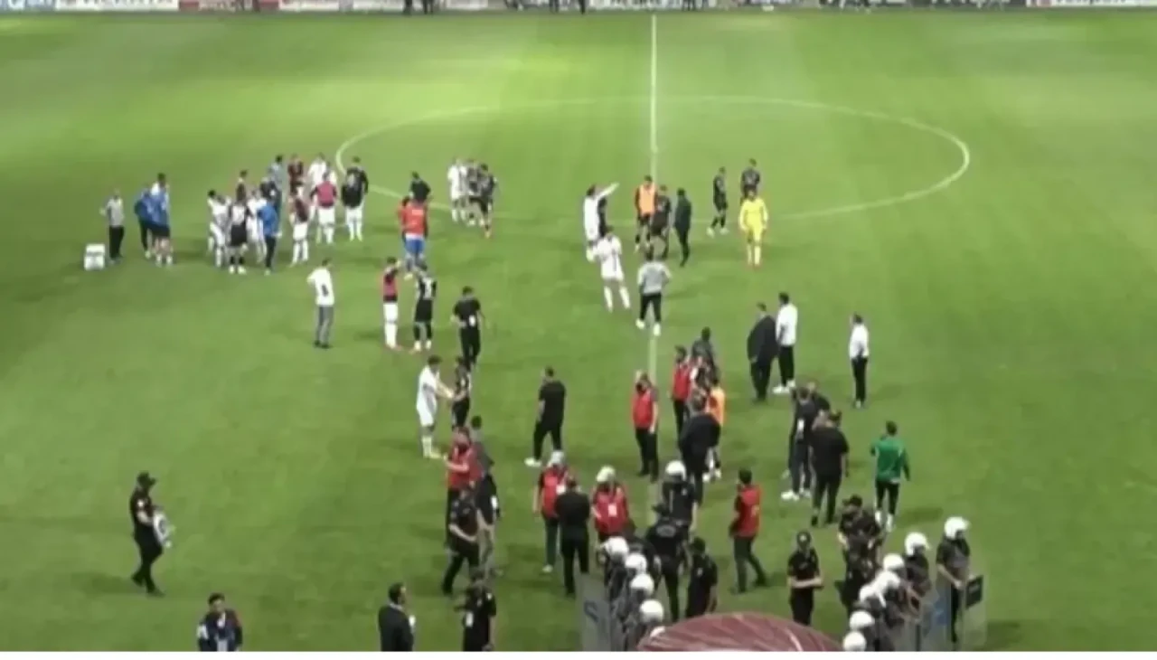 Hakem yaralandı! Elazığspor - Vanspor FK maçı yarıda kaldı