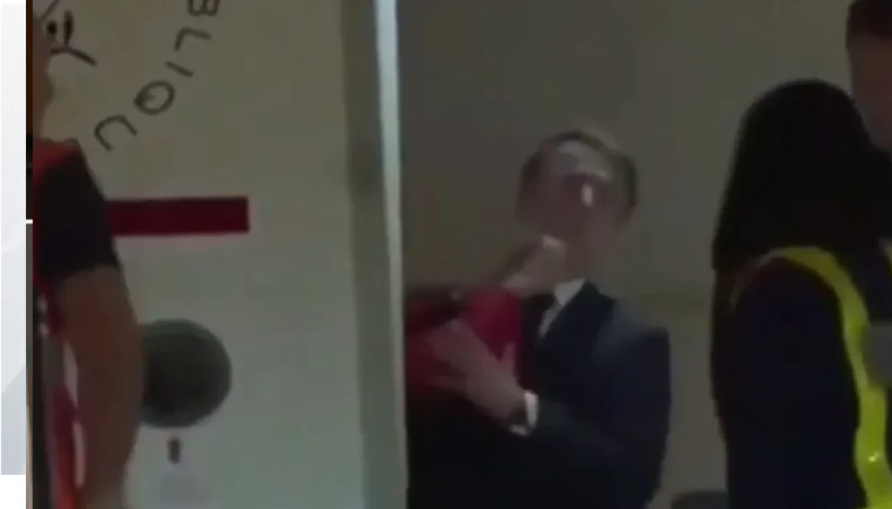 Fransa Cumhurbaşkanı Macron eşinden tokat yedi!