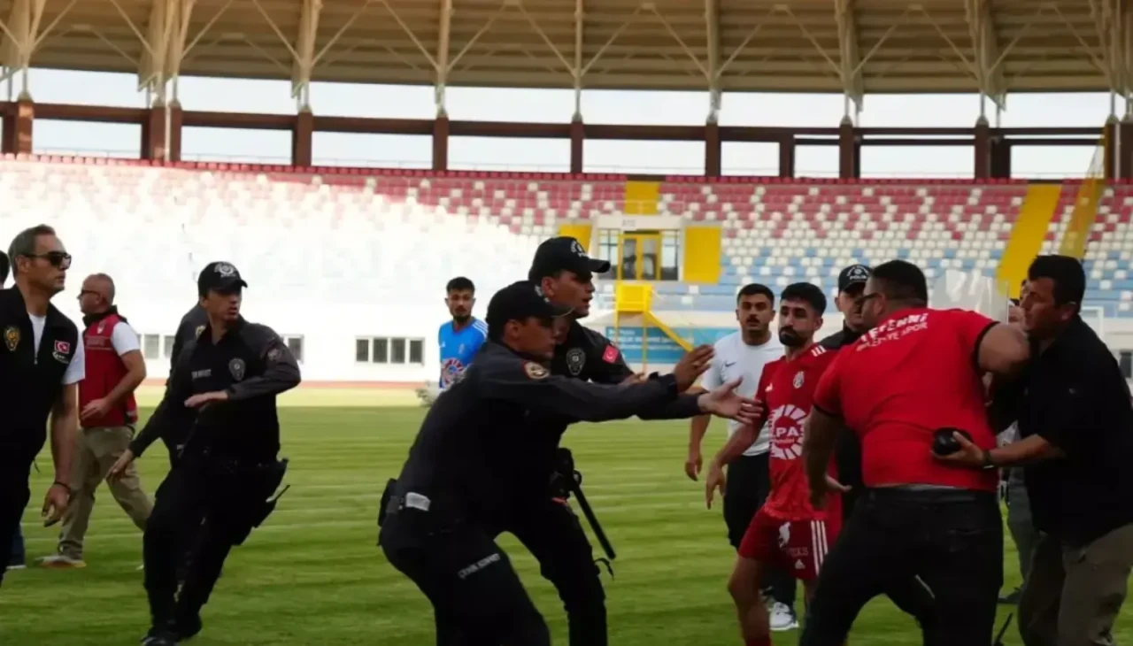 Son dakika golü sahayı karıştırdı! Çevik kuvvet sahaya indi