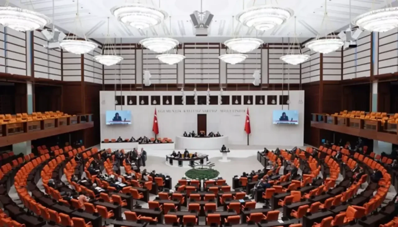 Bu tartışma daha çok su kaldırır! Yeni anayasaya 4 partiden veto