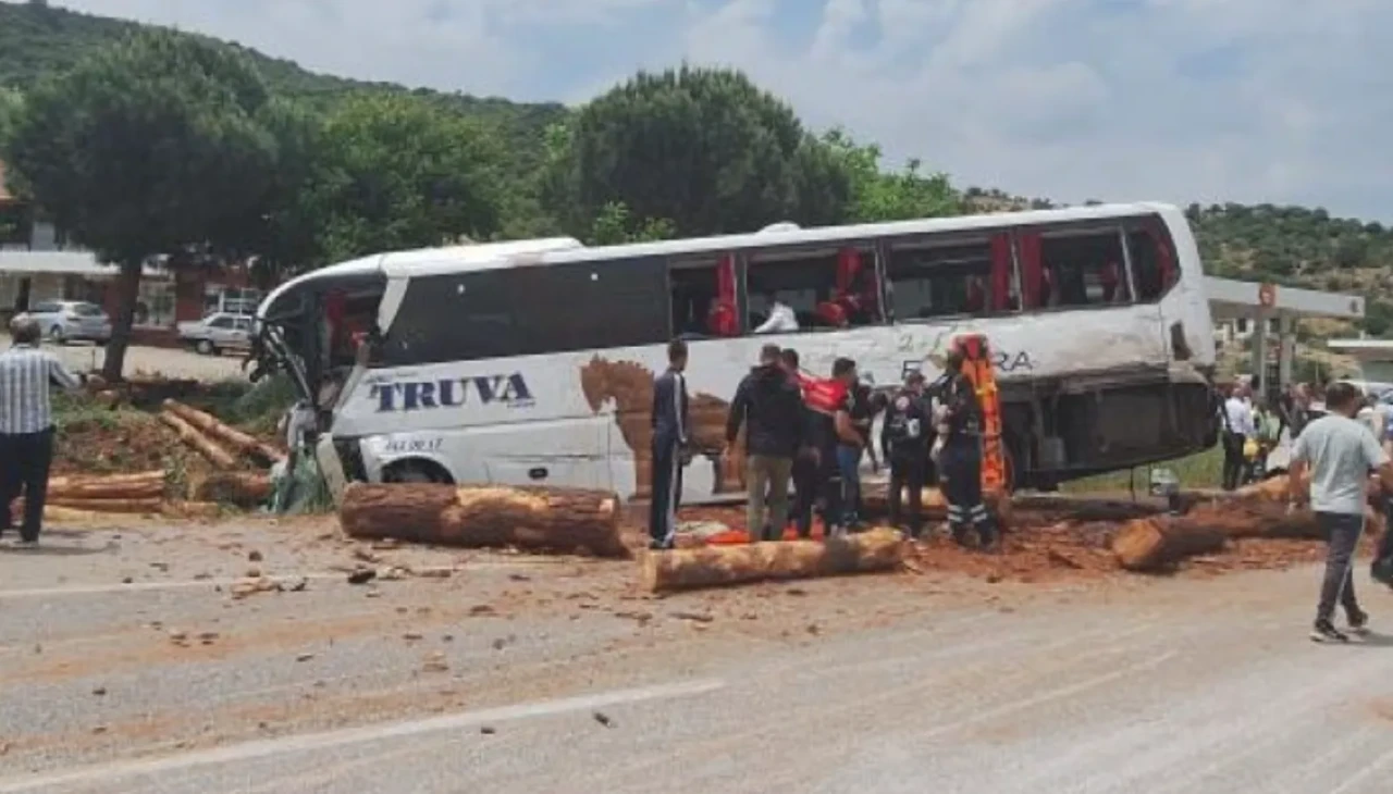 Son Dakika! Çanakkale'de biri yolcu otobüsü 3 araç birbirine girdi: 8 ölü