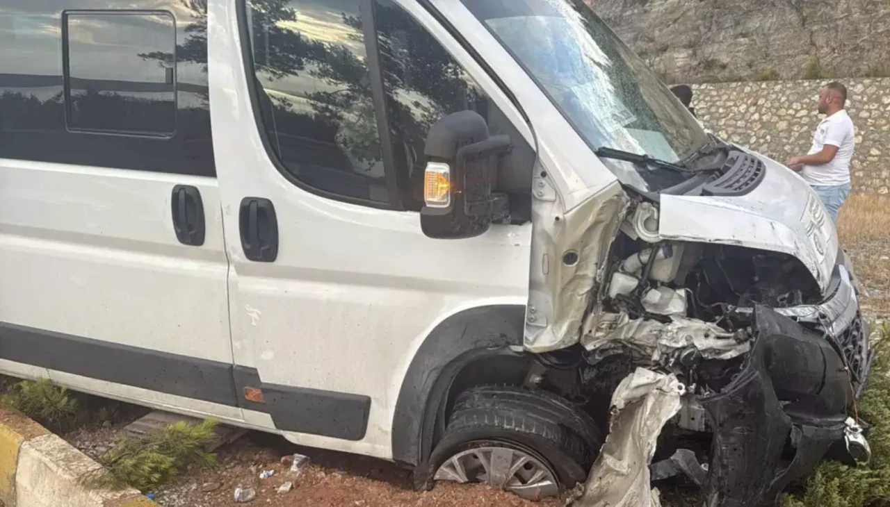 Muğla'da işçi servisi ile otomobil çarpıştı! Çok sayıda yaralı var