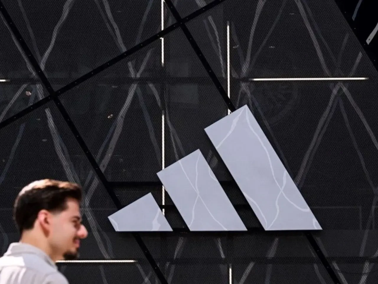 Adidas'a siber saldırı! Veriler çalındı