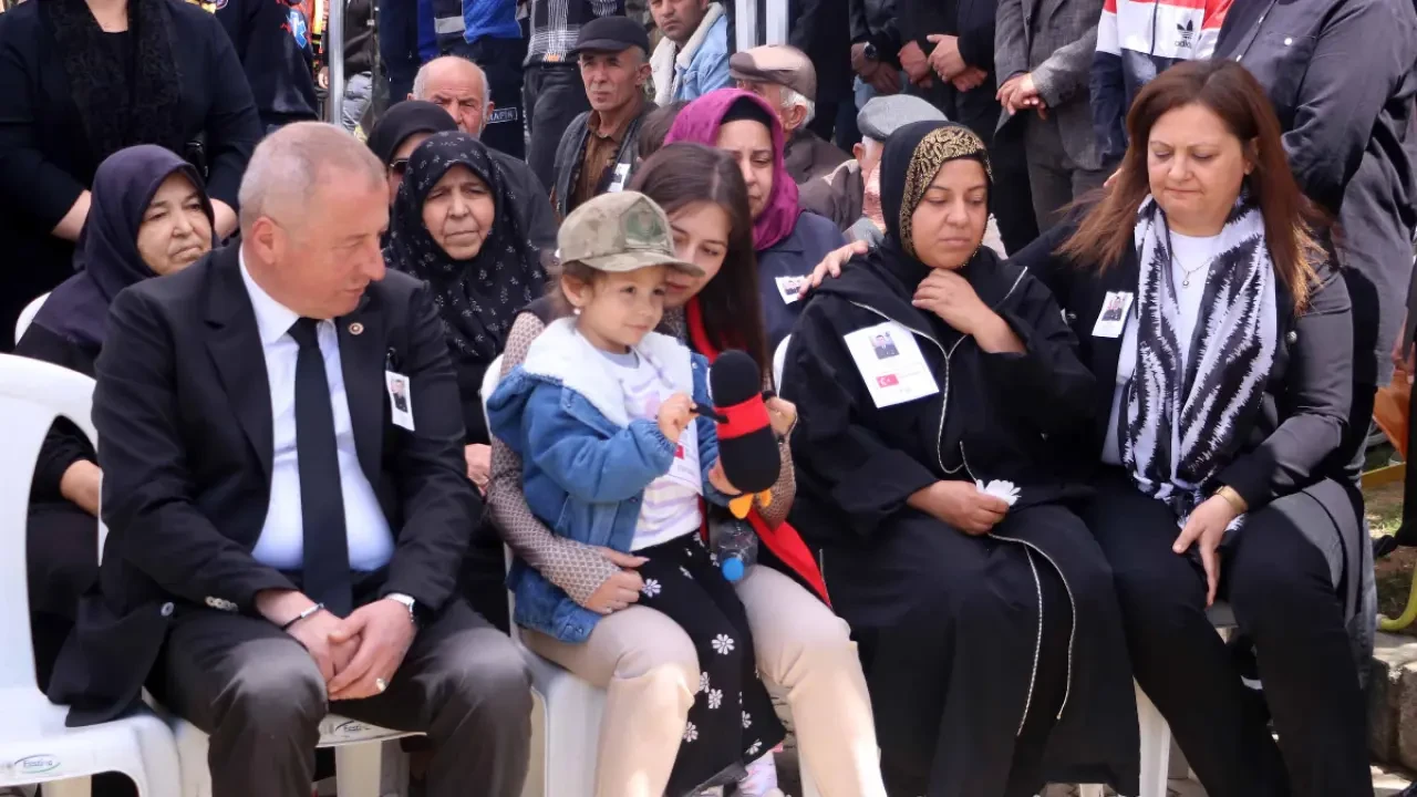 Afyonkarahisar'da son yolculuğuna uğurlanan şehit Önder Özen'in kızından yürek yakan sözler