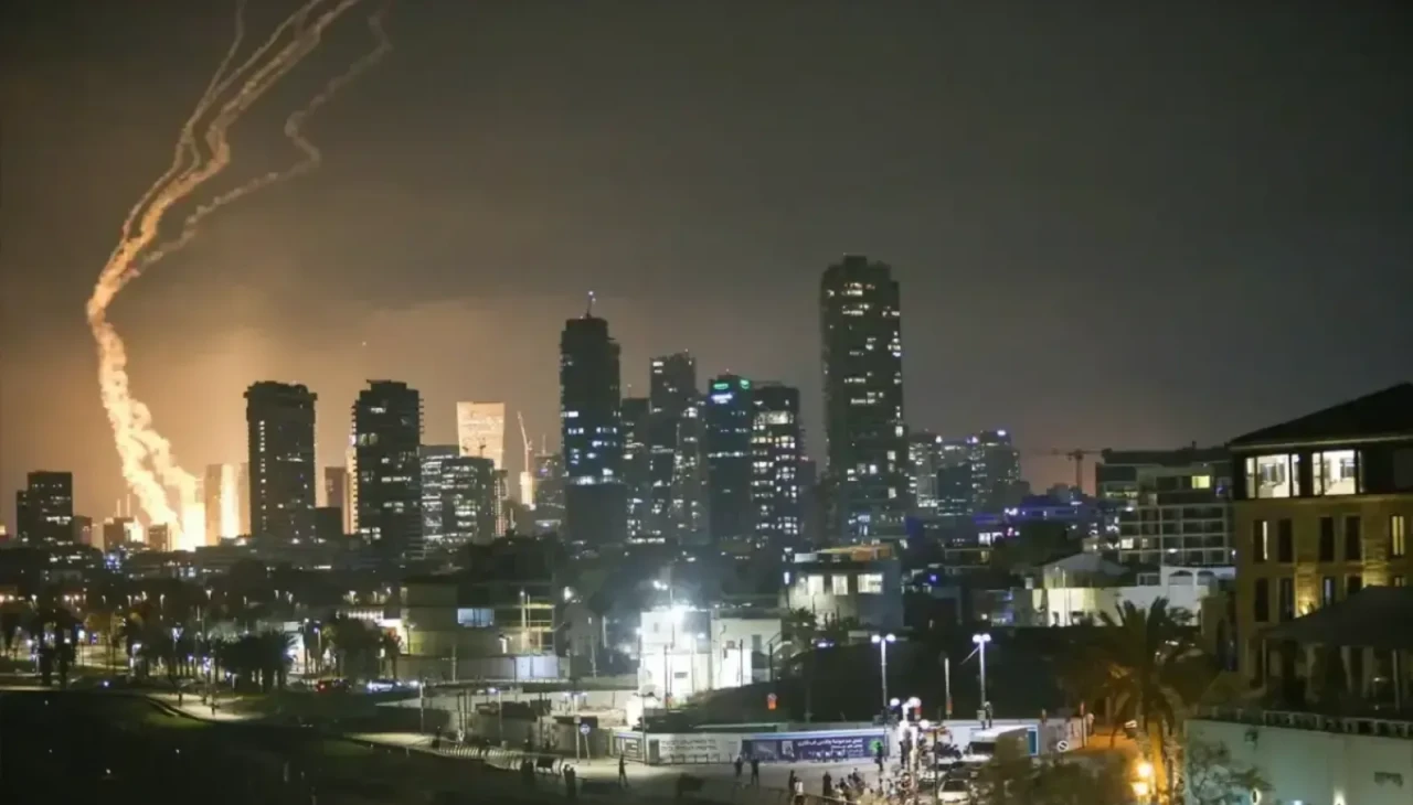 İran karşı saldırıya geçti! İsrail'e yüzlerce füze fırlatıldı, Kudüs ve Tel Aviv’de patlama sesleri duyuluyor