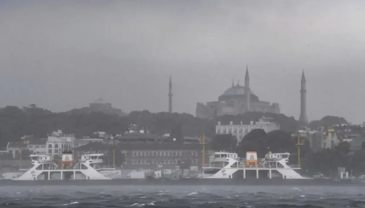İstanbul'da denize girmek yasaklandı! Sağanak ve fırtına etkili olacak, 21 il için uyarı geldi