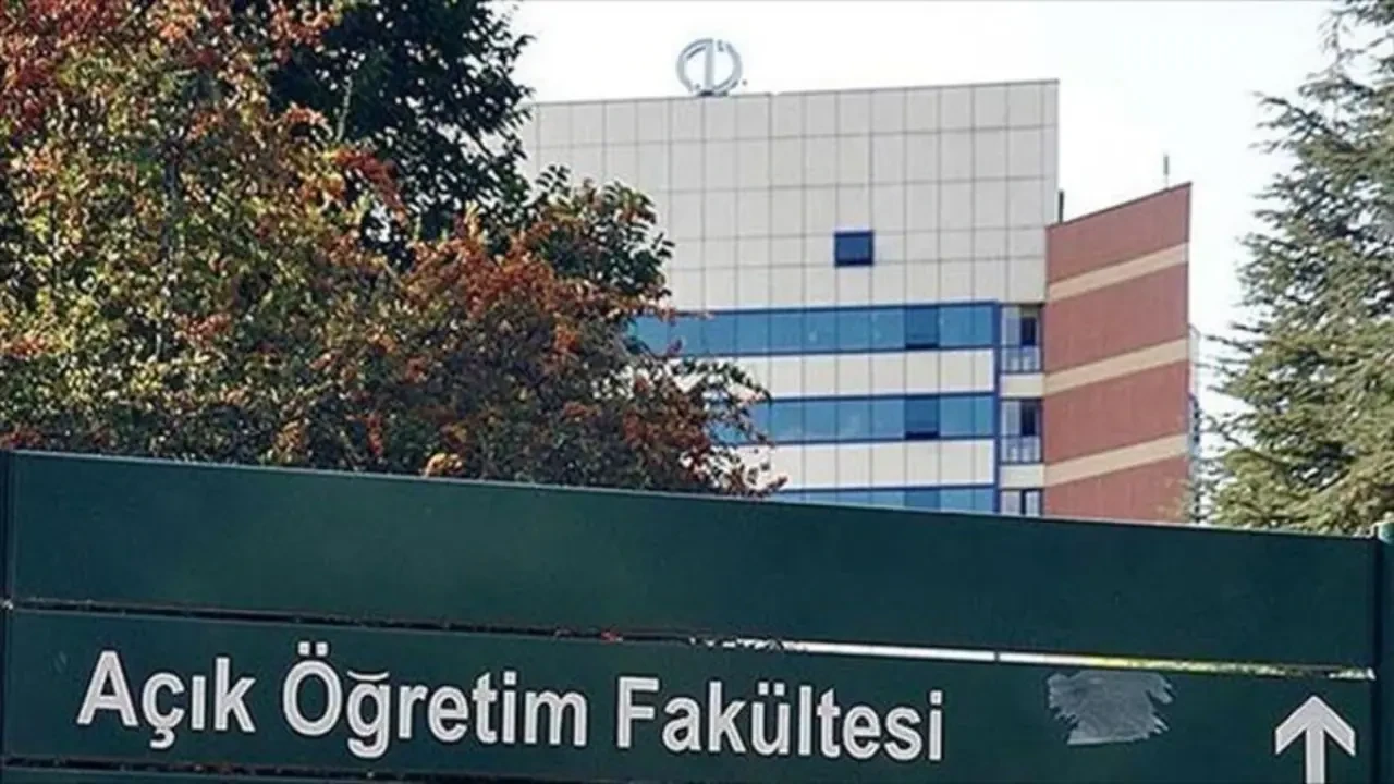 AÖF yaz okulu kayıtları başladı mı, nasıl yapılır? 2025 AÖF yaz okulu ücreti...