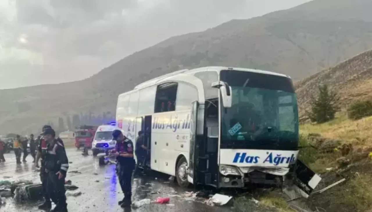Sivas'ta yolcu otobüsü devrildi! Çok sayıda ölü ve yaralı var