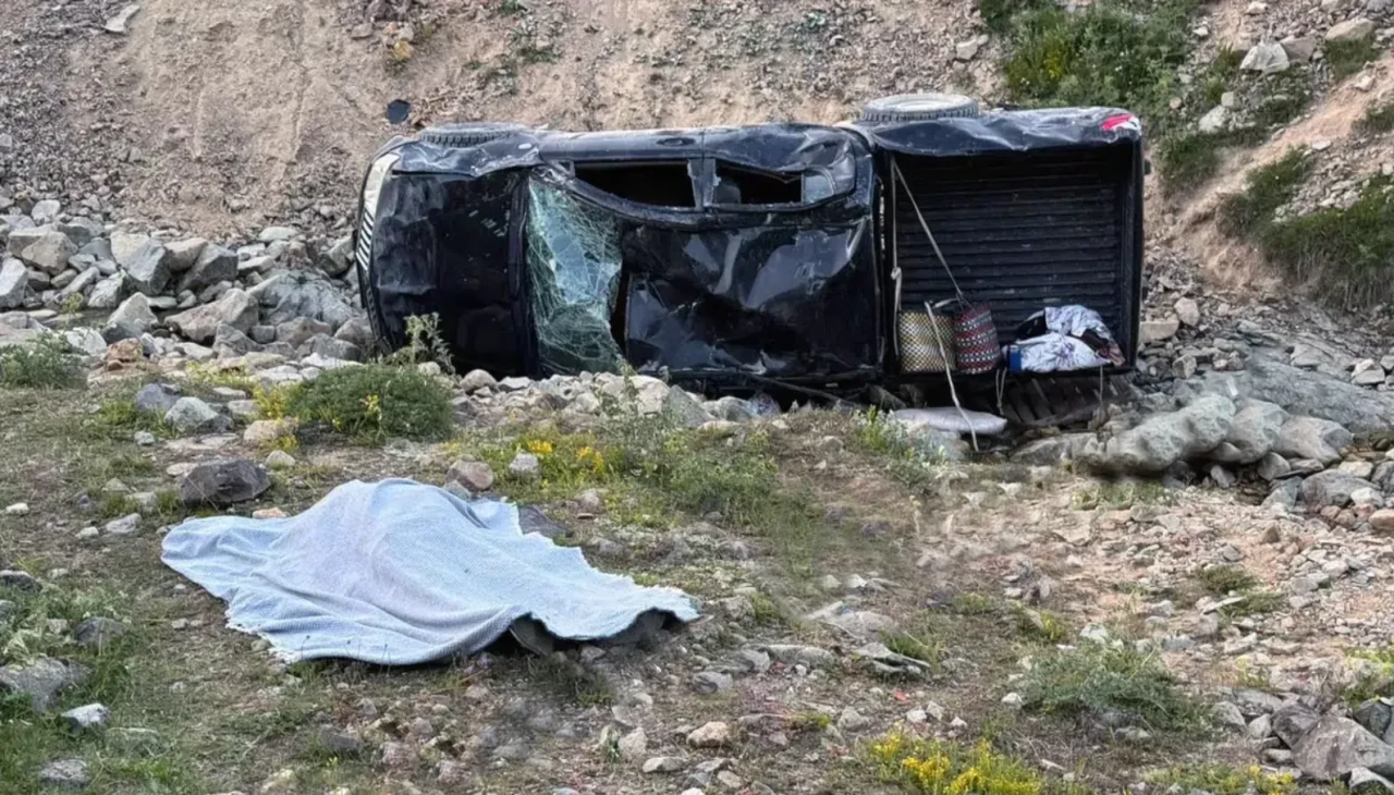 Gümüşhane'de otomobil şarampole yuvarlandı: Karı-koca öldü, 4 kişi de yaralandı