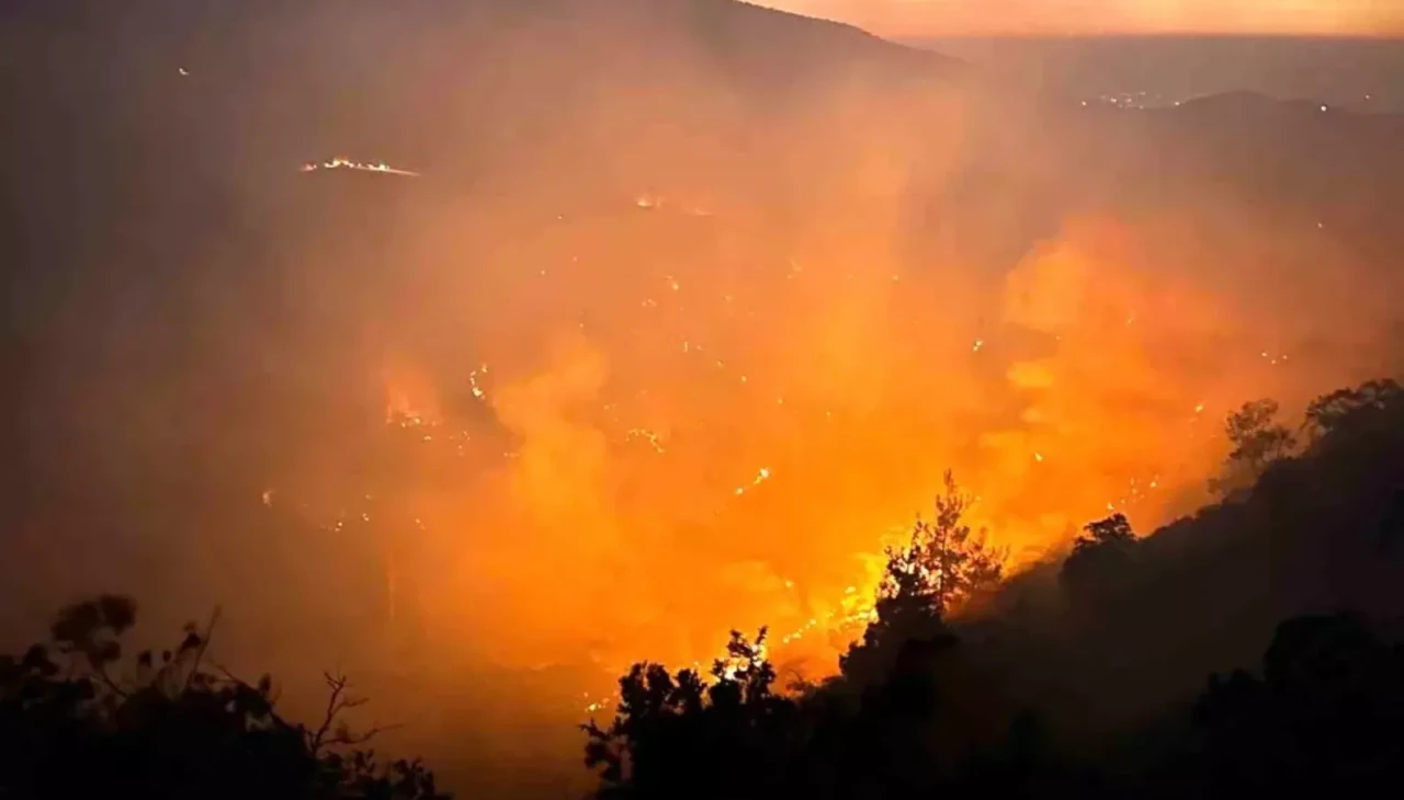 Uşak ve Manisa'da yangın alarmı: 21 ev boşaltıldı