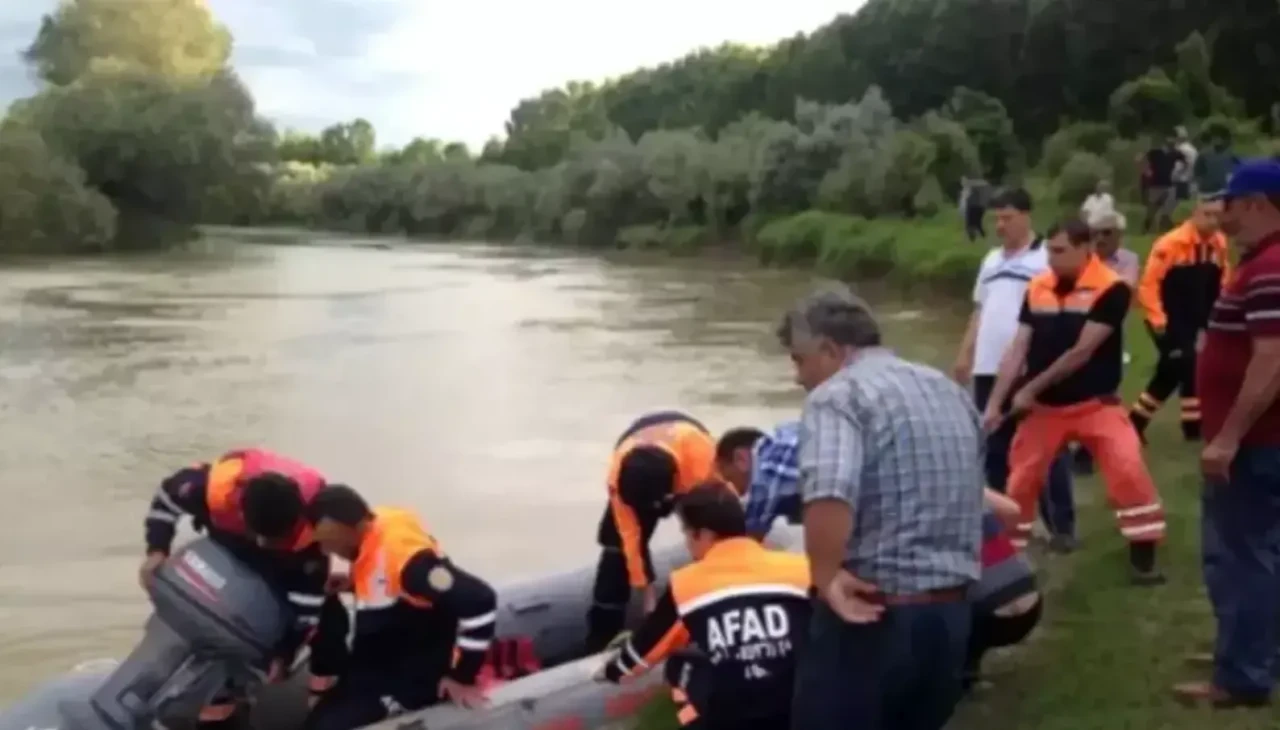 Ekipler seferber oldu! Eskişehir'de nehre giren iki çocuk suda kayboldu