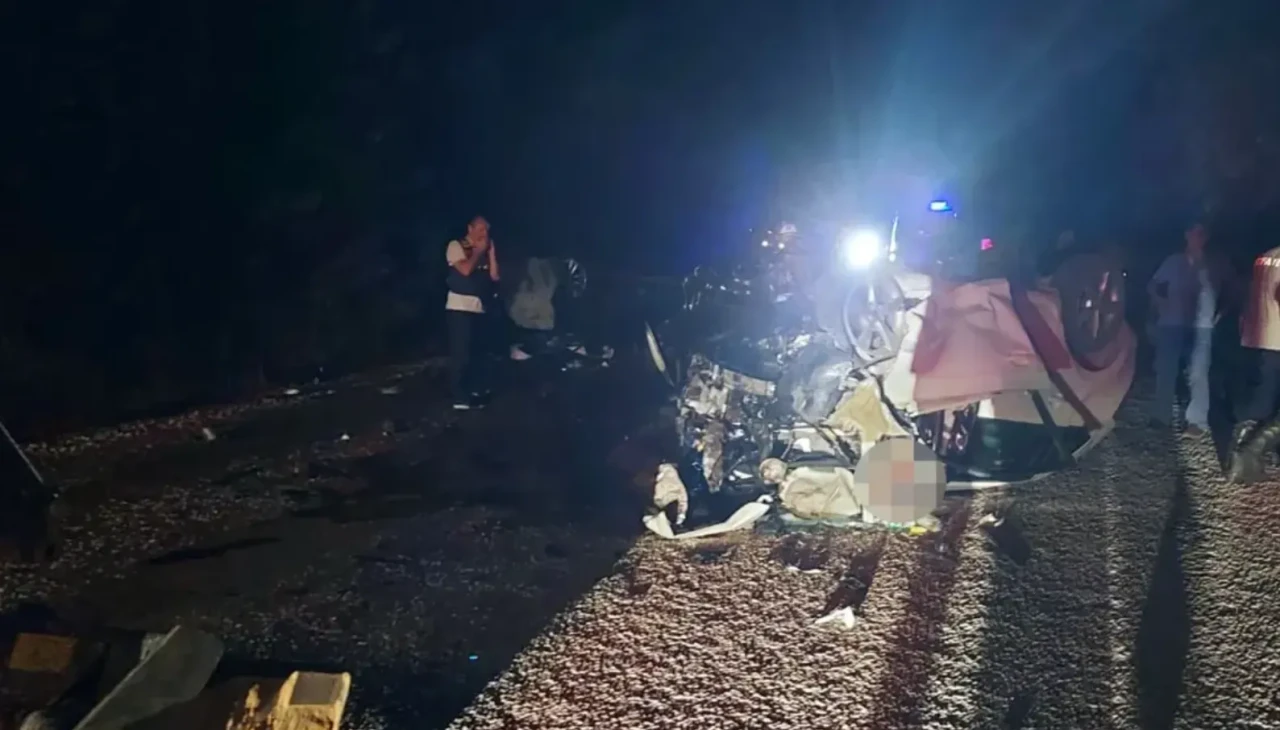 Çanakkale'de katliam gibi kaza: İki otomobil kafa kafaya çarpıştı, 6 kişi can verdi