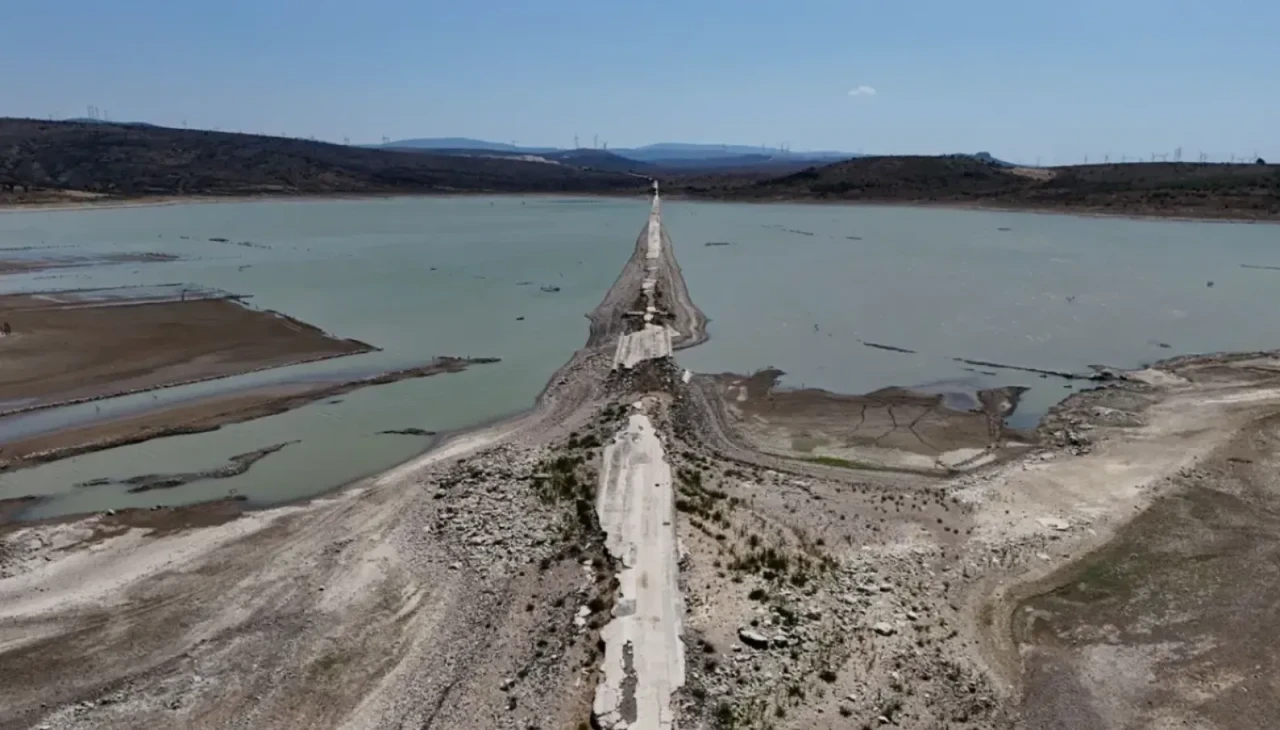 Kuraklık alarmı! Eski kara yolu ortaya çıktı