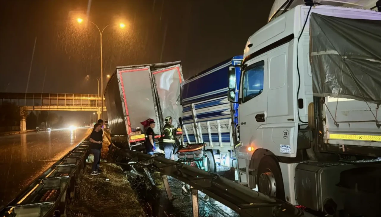 Kocaeli'de 3 araç birbirine girdi: 19 yaşındaki genç hayatını kaybetti