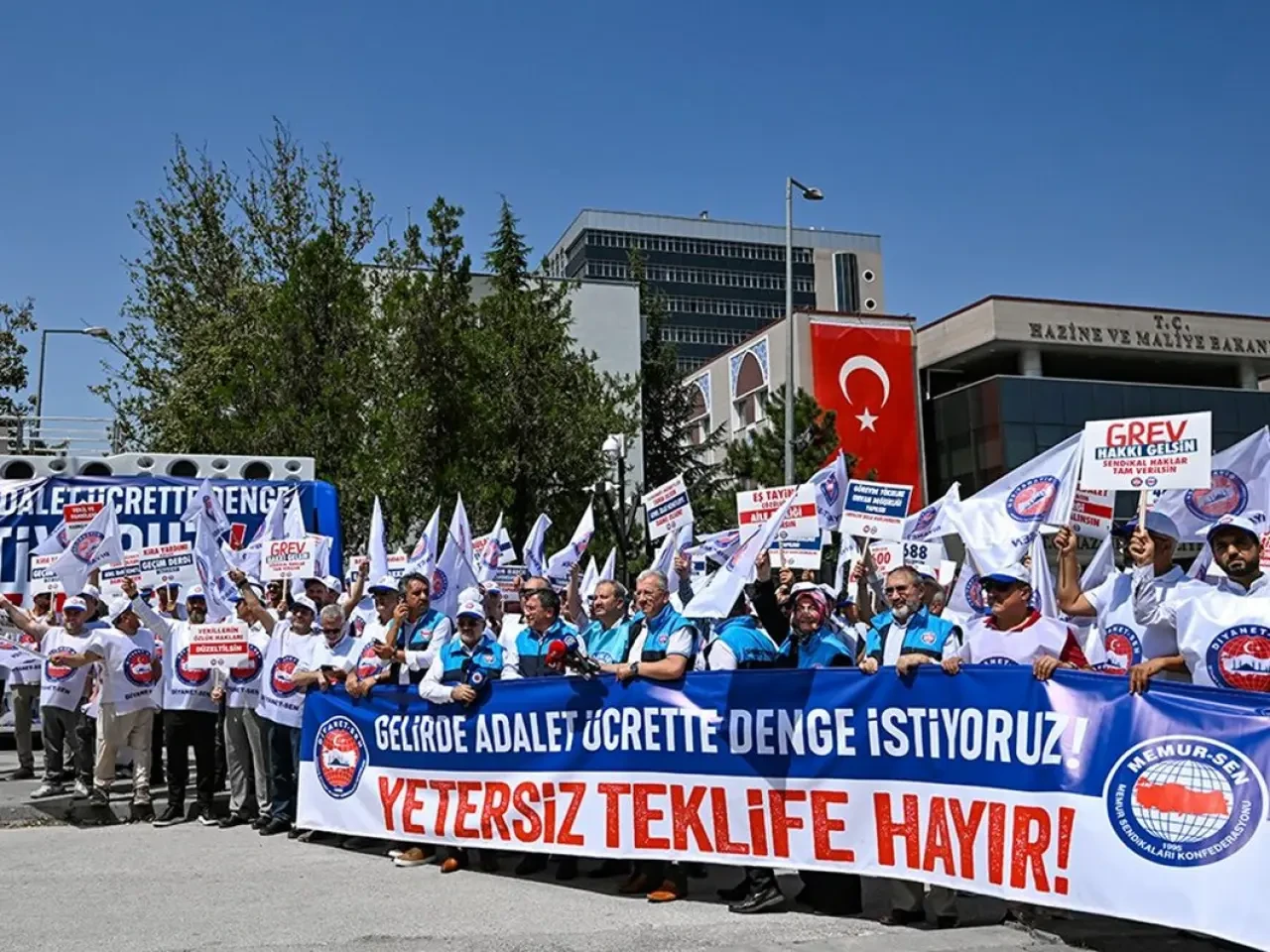 Memurlar ikinci zam teklifini bekliyor