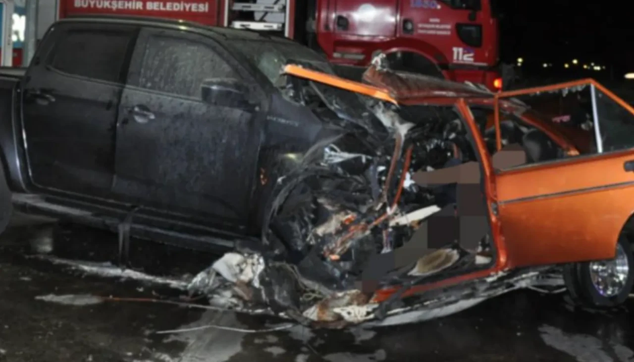 Manisa'da katliam gibi kaza! Otomobil ikiye bölündü: 5 ölü, 6 yaralı