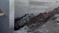 Duvara çarpan 22 yaşındaki motosiklet sürücüsü hayatını kaybetti