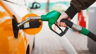 Benzine zam geldi! Akaryakıtta tabela değişti: İşte güncel fiyatlar