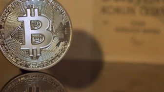 Yatırımcılar Altına Yöneliyor: Bitcoin Çakılırken Altın Parlıyor!