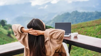 WORKATION: Tatilde Çalışmanın Keyfi mi, Disiplin Sınavı mı? Yeni Trendin A'dan Z'ye İncelenmesi!