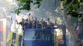Otobüsteki kutlamada yaptığı paylaşımla Galatasaraylıları kızdırdı!