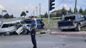 Konya'da kamyonet ile otomobil çarpıştı: 2 ölü, 5 yaralı