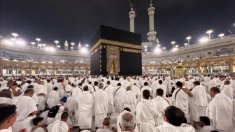 HACCA GİDECEKLER DİKKAT! Diyanet'ten Merak Edilen 10 Soruya Net Cevaplar: Vekalet, Kurban, Kredi, Kimlere Farz? (2025 Hac Rehberi)