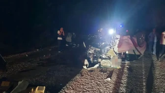 Katliam gibi kaza: İki otomobil kafa kafaya çarpıştı, 6 kişi can verdi