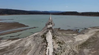 Kuraklık alarmı! Eski kara yolu ortaya çıktı