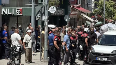 Kadın polise tekme attı, ortalık karıştı: Çok sayıda gözaltı var