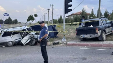 Konya'da kamyonet ile otomobil çarpıştı: 2 ölü, 5 yaralı