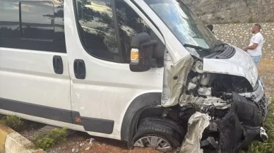 İşçi servisi ile otomobil çarpıştı! Çok sayıda yaralı var