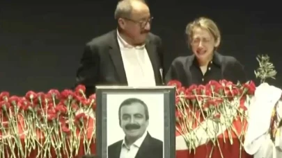 Sırrı Süreyya Önder'e veda! Cenazesi salona böyle getirildi