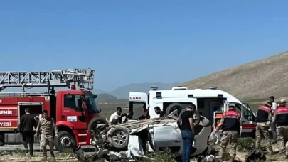 İki araç kafa kafaya çarpıştı: 4 ölü, 2 yaralı