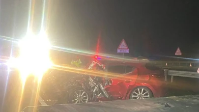 Ankara - Niğde otoyolunda iki otomobil kafa kafaya çarpıştı: 5 ölü