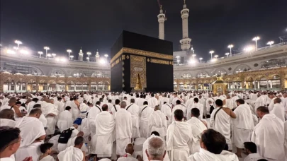 HACCA GİDECEKLER DİKKAT! Diyanet'ten Merak Edilen 10 Soruya Net Cevaplar: Vekalet, Kurban, Kredi, Kimlere Farz? (2025 Hac Rehberi)
