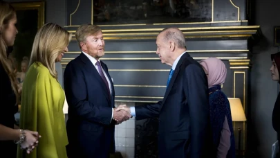Hollanda Kralı'nın verdiği yemekte dikkat çeken oturma düzeni