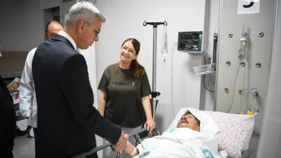 Bakan Memişoğlu Balıkesir'deki depremde yaralanan vatandaşları ziyaret etti