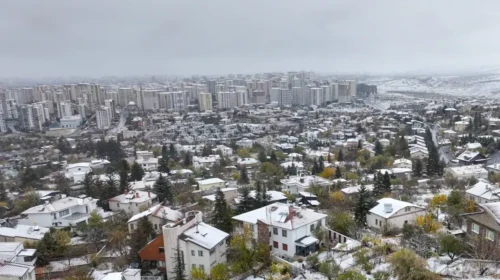 Kar bastırdı, şehir merkezi beyaza büründü! Kar kalınlığı 10 santimetreye ulaştı
