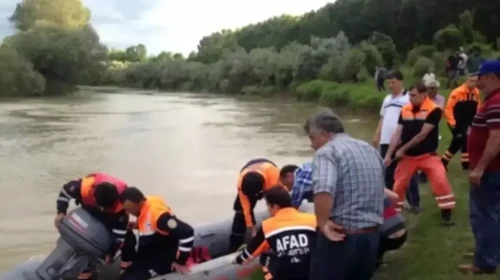 Ekipler seferber oldu! Nehre giren iki çocuk suda kayboldu