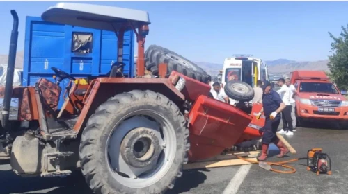 TIR ile çarpışan traktörün sürücüsü öldü